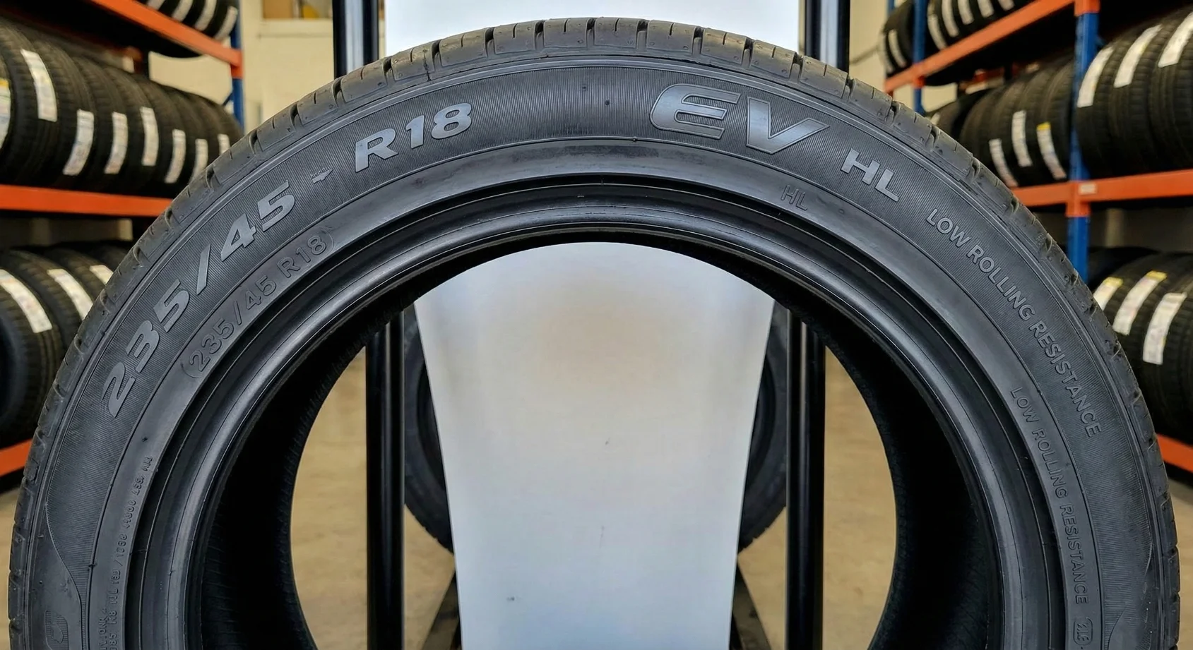 ยางรถ EV แบบ Close-up เห็นสัญลักษณ์ EV และ HL